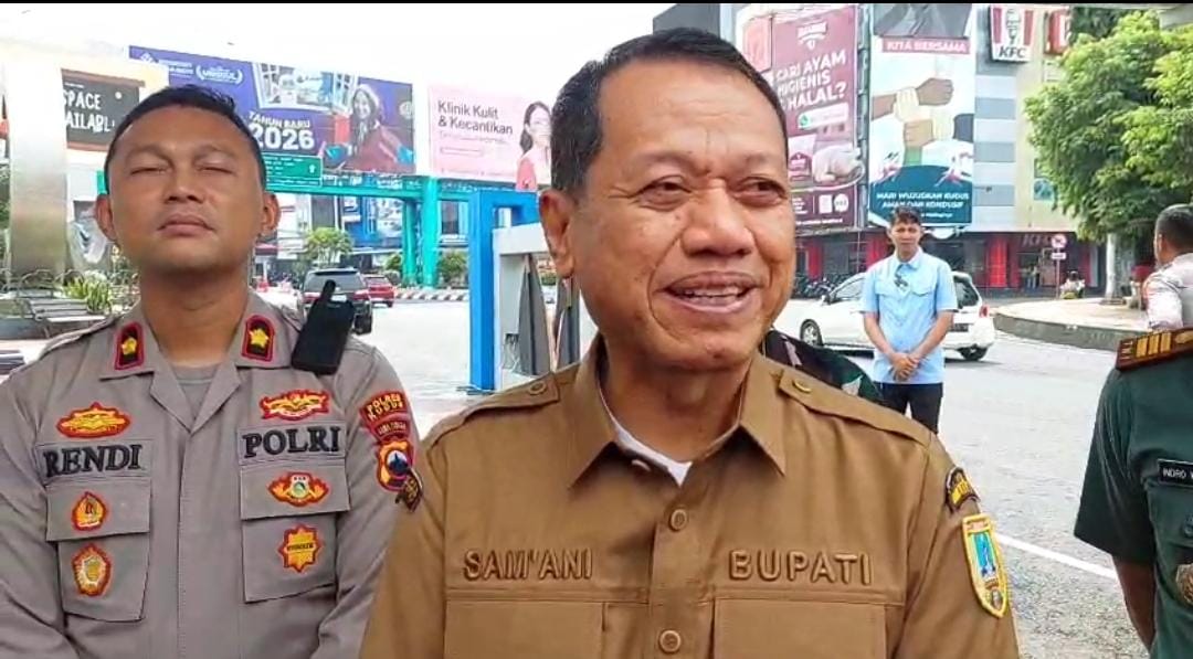 DITUNTASKAN: Bupati Kudus Sam&rsquo;ani Intakoris memberikan keterangan terkait beredarnya video dugaan asusila. &nbsp;