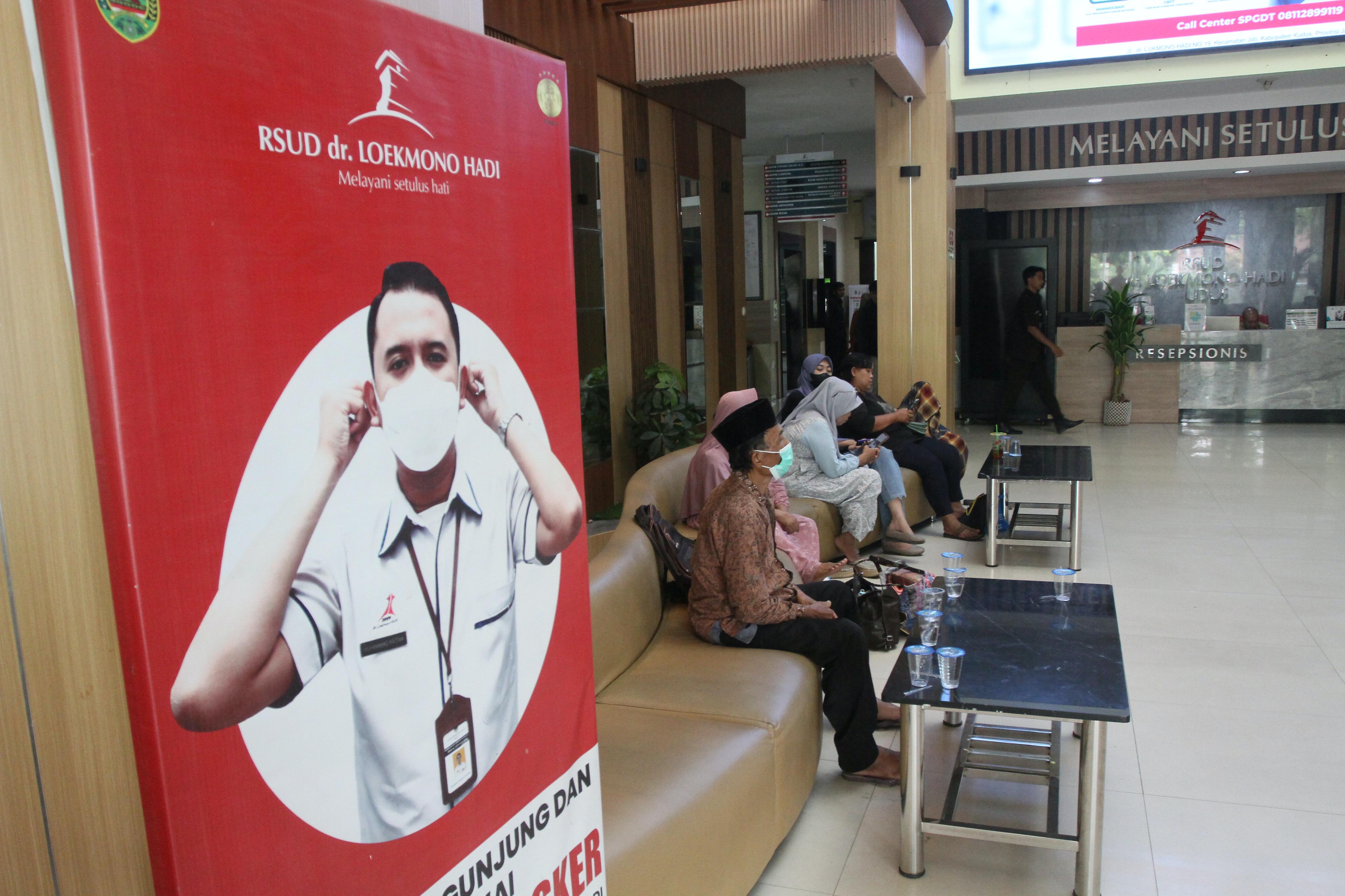 DIPERIKSA: Pasien menunggu pelayanan kesehatan di RSUD dr. Loekmono Hadi Kudus.