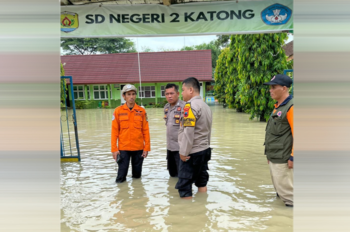 TERENDAM BANJIR: SD N 2 Katong Kecamatan Toroh terendam banjir karena adanya hujan lebat semalam Minggu malam (4/1).