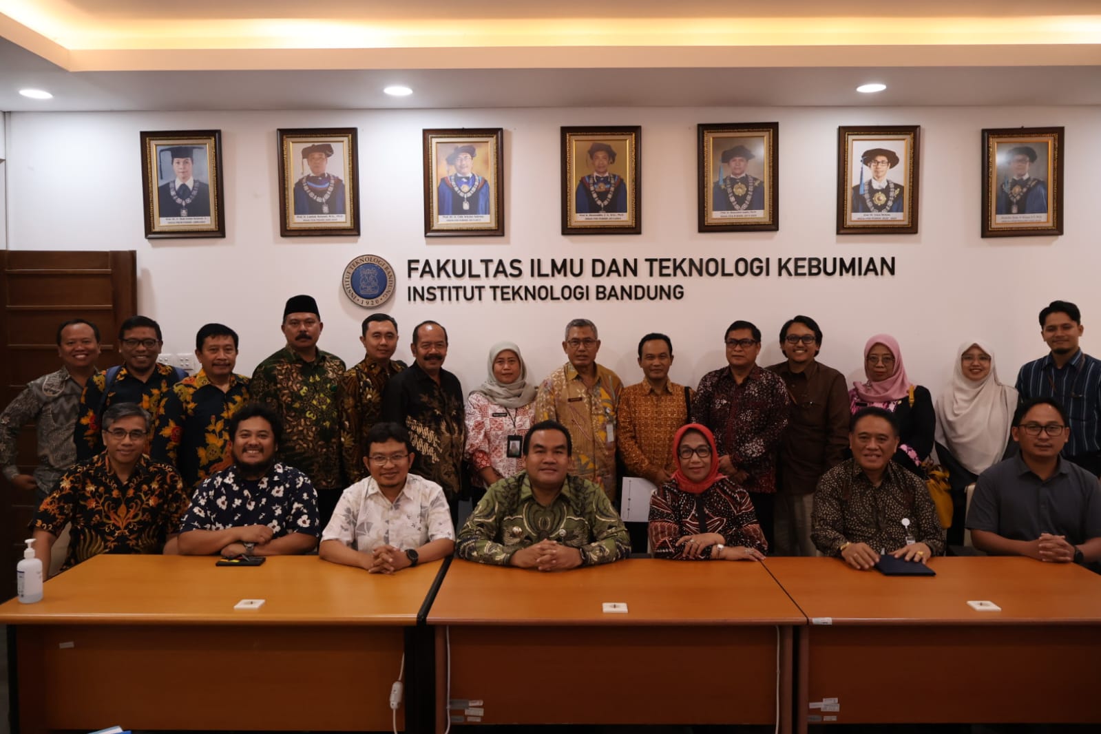 KOLABORASI: Jajaran Pemerintah Kabupaten Blora saat berkunjung di Institut Teknologi Bandung (ITB).