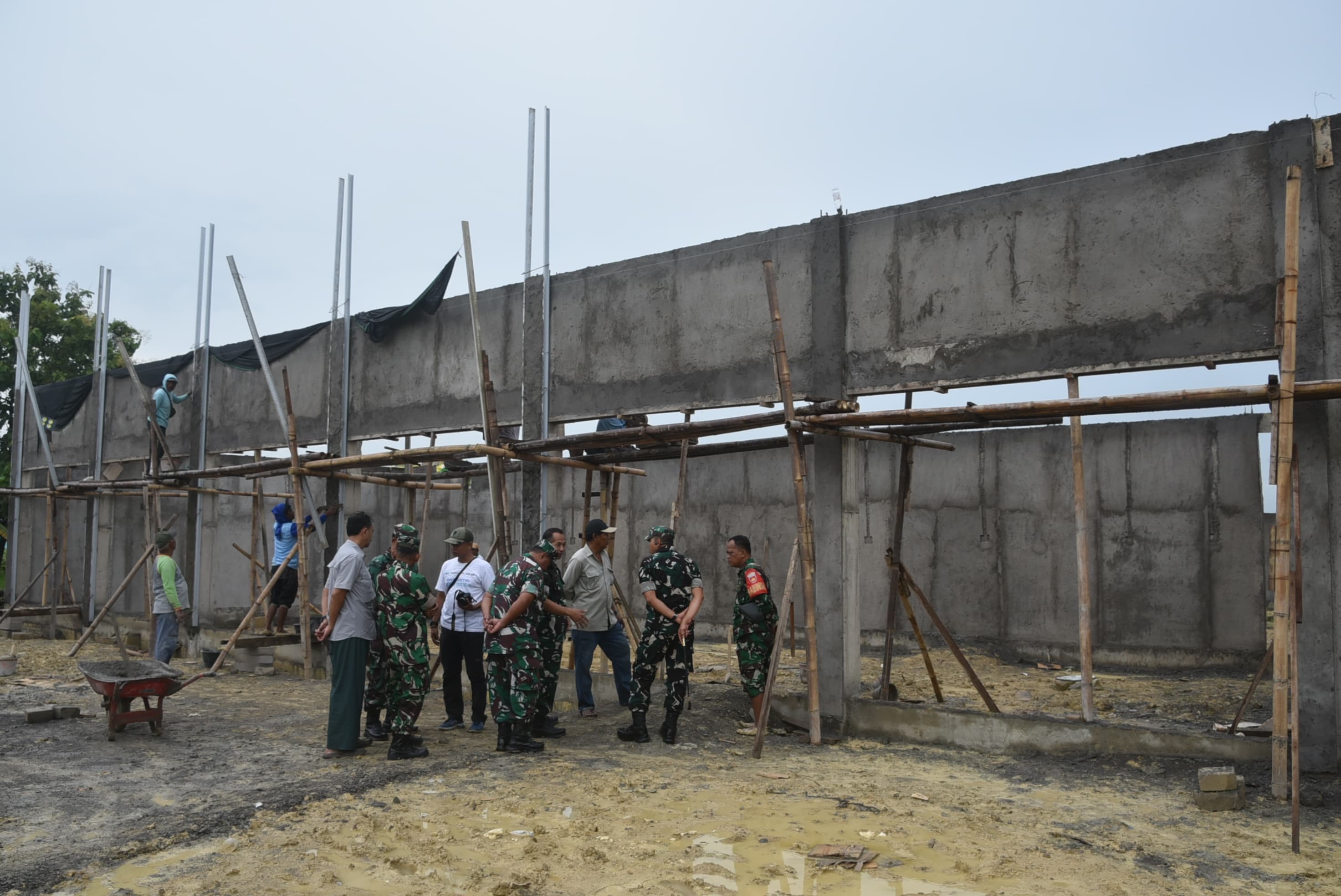 PROGRES: Kodim 0717/Grobogan Letkol Inf Wefri Sandiyanto saat mengecek progres pembangunan Koperasi Desa Merah Putih.