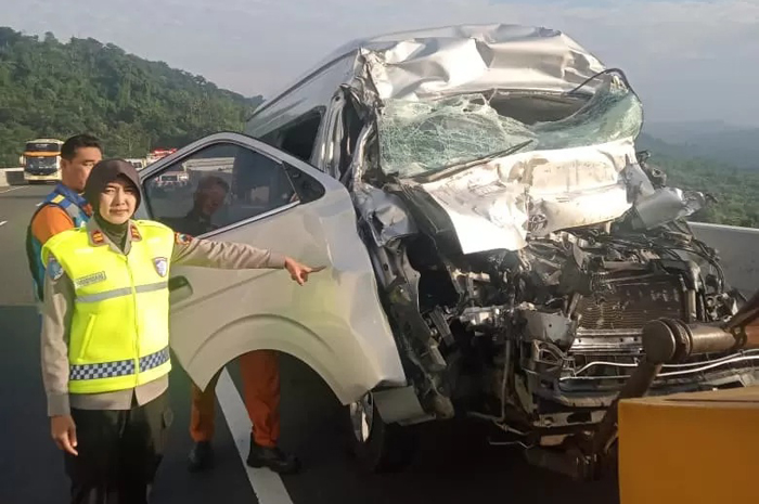 Kondisi bagian depan Toyota Hiace Nopol B 7047 PXU yang ringsek akibat menabrak bagian belakang truk crane di jalan TOL KM 426.400 Jalur A Ungaran Timur.