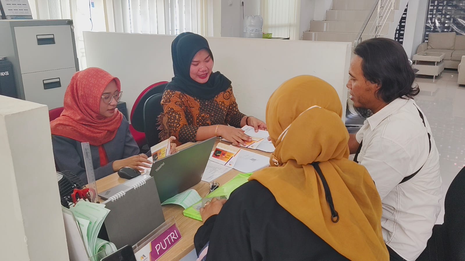 DAFTAR HAJI &ndash;  Warga masyarakat Kabupaten Grobogan sedang mendaftar Haji di Kantor Kementerian Haji dan Umroh di Kabupaten Grobogan, kemarin.