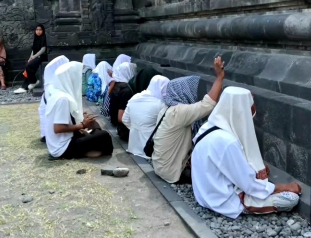 TAK LAZIM: AR bersama jemaah tengah berzikir dan melantunkan tahlil di Candi Prambanan belum lama ini.
