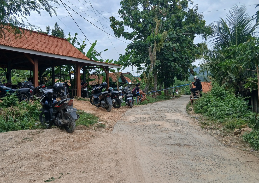 HALANG: Warga menjaga palang, mengahalau sejumlah jurnalis dan warga dari luar desa yang hendak melintas.
