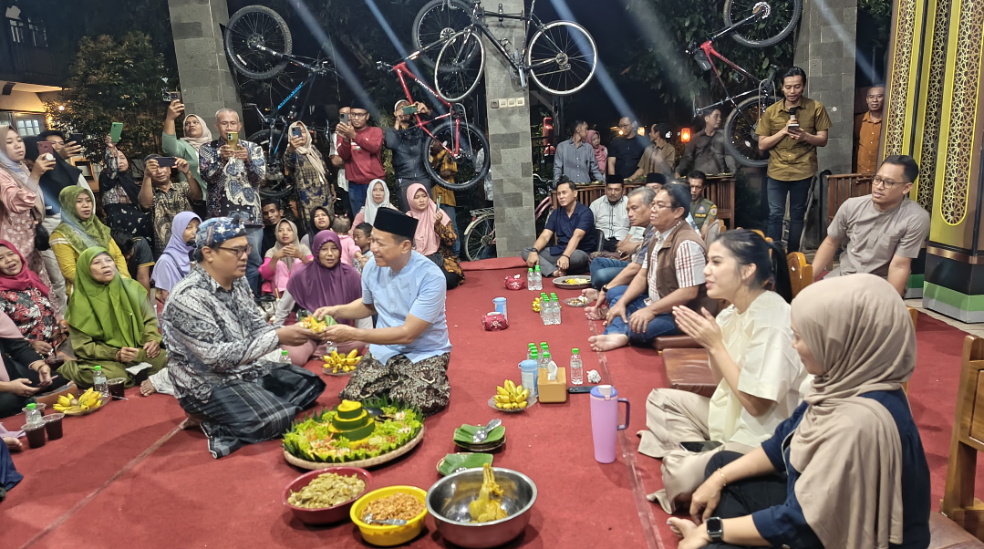 SIMBOLIS: Bupati Kudus Sam&rsquo;ani Intakoris melakukan potong tumpeng bersama pedagang PKL dalam acara Tasyakuran Hari Jadi ke-14 Paguyuban PKL Kudus, Senin (5/1) malam. (ANDIKA TRISNA SAPUTRA/RADAR KUDUS
