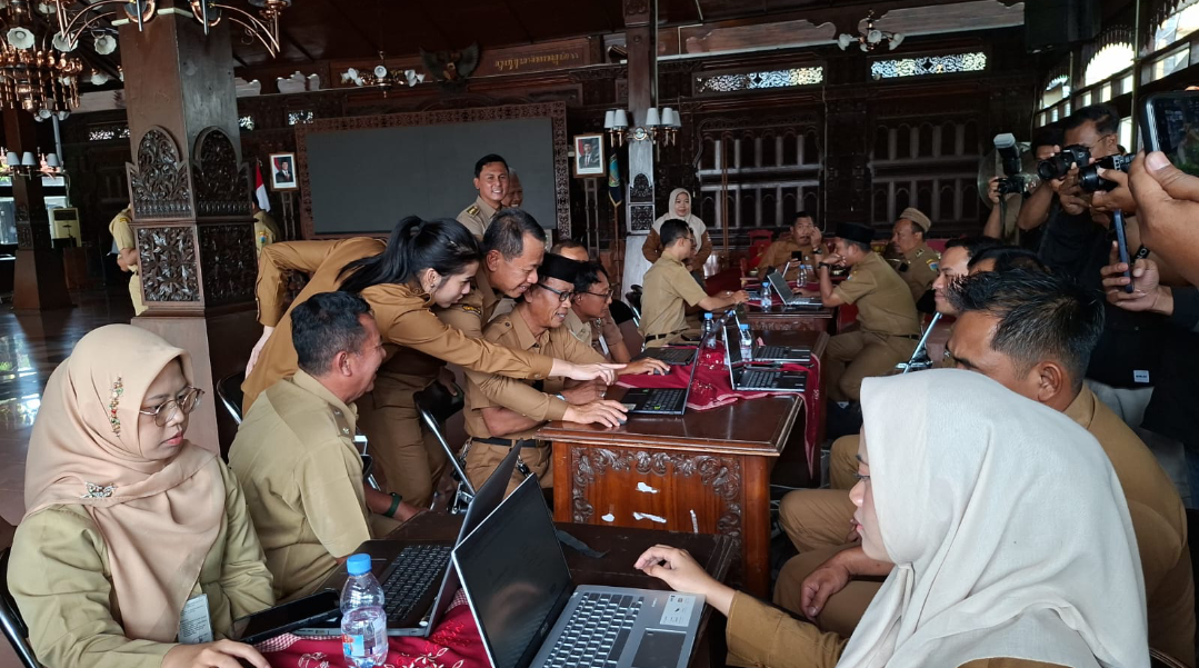 LAYANAN: Bupati Kudus Sam