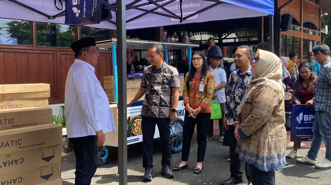 SALURKAN: Wakil Ketua Komisi VIII DPR RI Abdul Wachid, Kepala Divisi Monitoring dan Evaluasi serta Pelaporan Kemaslahatan BPKH, bersama Bupati dan Wabup Kudus  meninjau barang yang akan dibagikan.