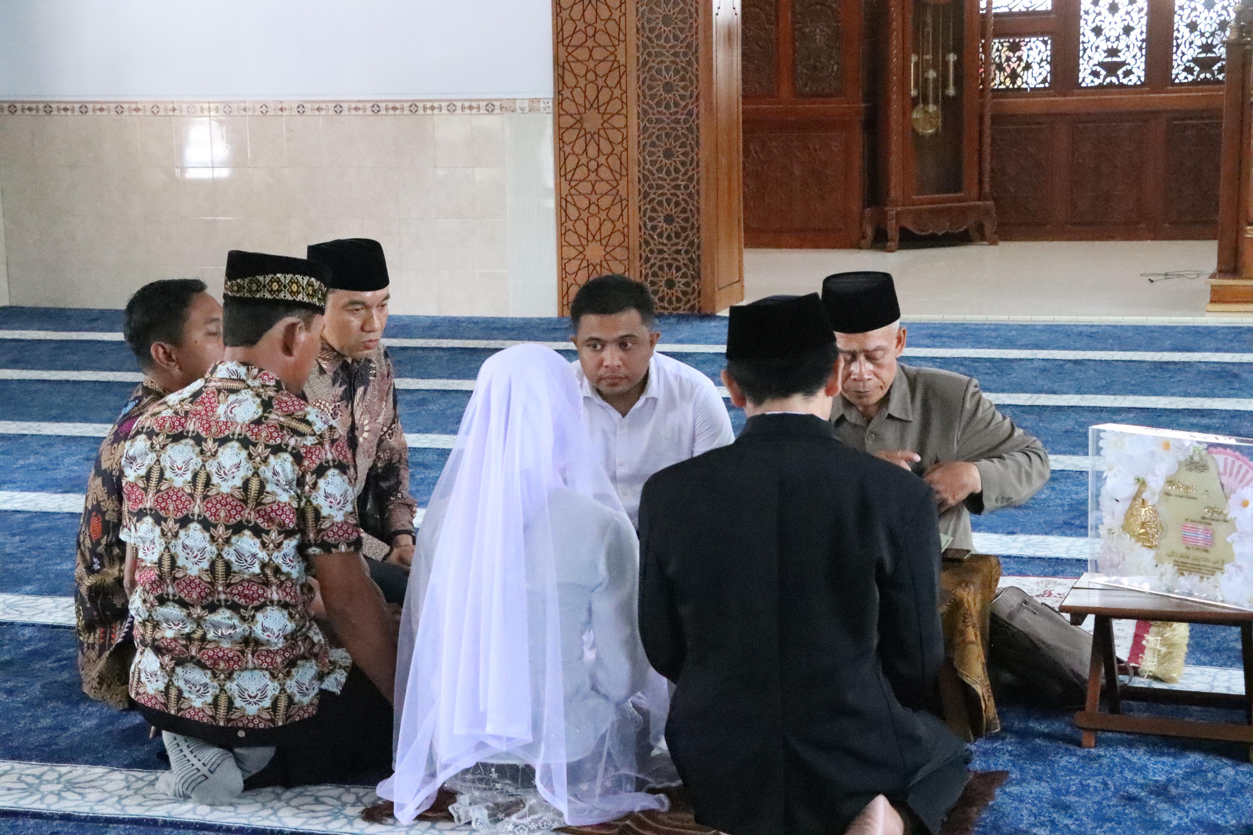 KHIDMAT: Prosesi akad nikah FA bersama PA yang dilangsungkan di Masjid Mapolres Jepara pada Rabu (7/1).