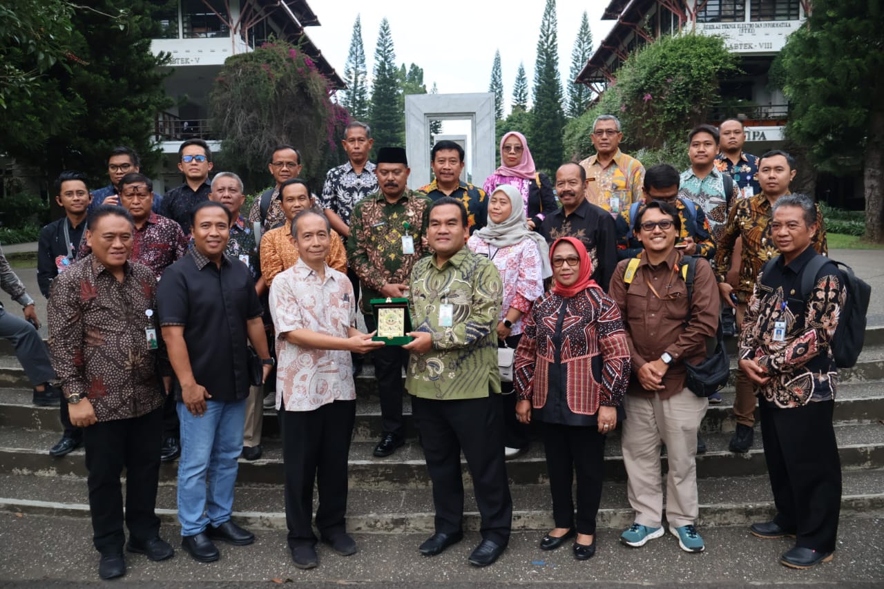 KOLABORASI: Jajaran birokrat Pemerintah Kabupaten Blora saat menyambangi ITB.