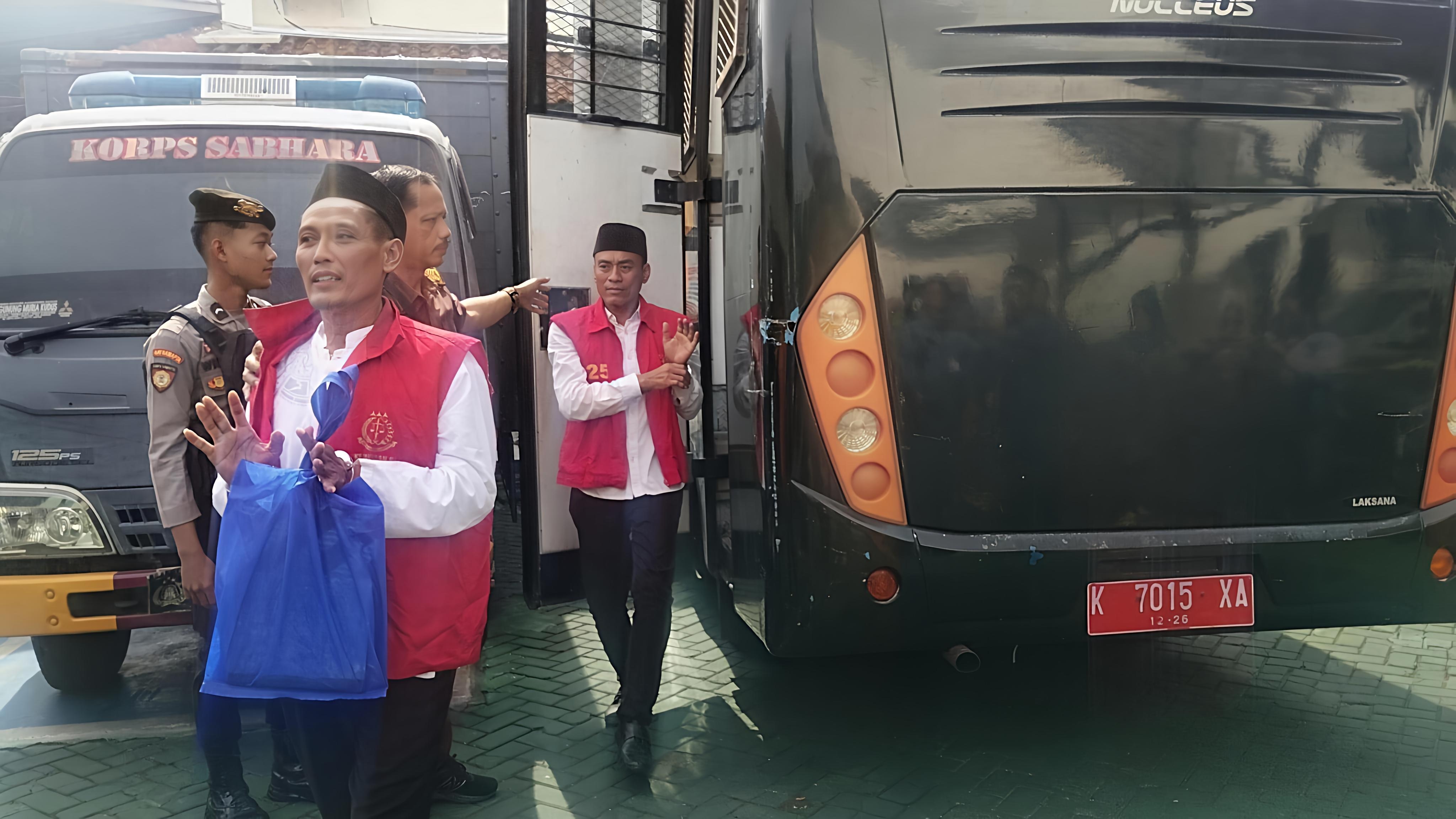 DIGERET: Teguh dan Botok dibawa petugas menuju ruang sidang di PN Pati pada Rabu (7/1).