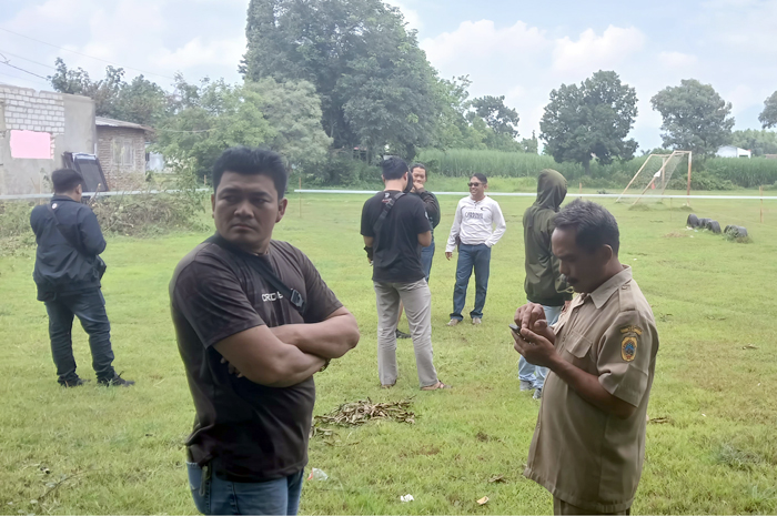DICEK: Warga bersama Pemerintah Desa Tambaharjo mengecek calon lokasi KDMP di lapangan desa kemarin.