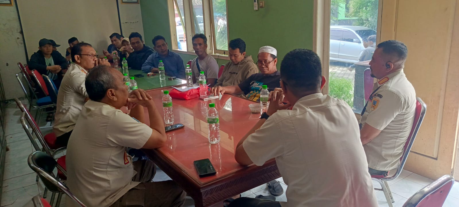 PROTES: Pedagang sayur malam pelataran Pasar Bitingan mendatangi kantro Satpol PP Kudus.