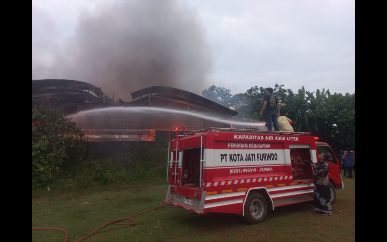 BERJIBAKU: Petugas Damkar dan bantuan dari perusahaan sekitar Kecapi ikut membantu memadamkan api.