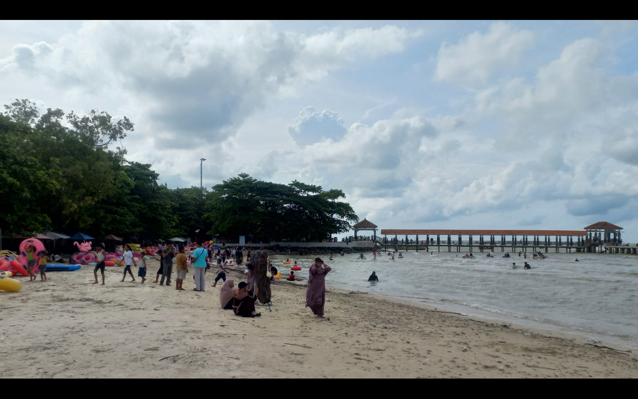 BASAH: Wisatawan memadati pasir putih Pantai Bandengan Jepara.