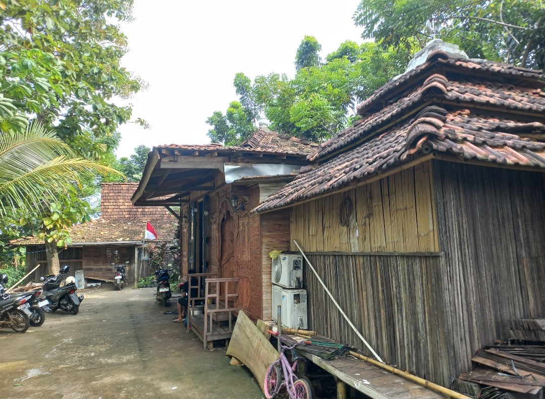 SEDERHANA: Kondisi saung yang dirintis Ahmad Rifai di Desa Karangrandu Kecamatan Pecangaan.