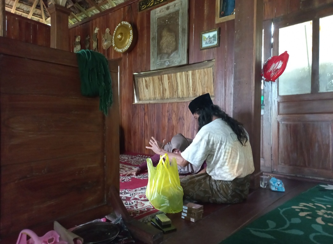 FOKUS: Ahmad Rifai tengah mengobati pasiennya di Pesantren Al Goib pada Rabu (7/1).