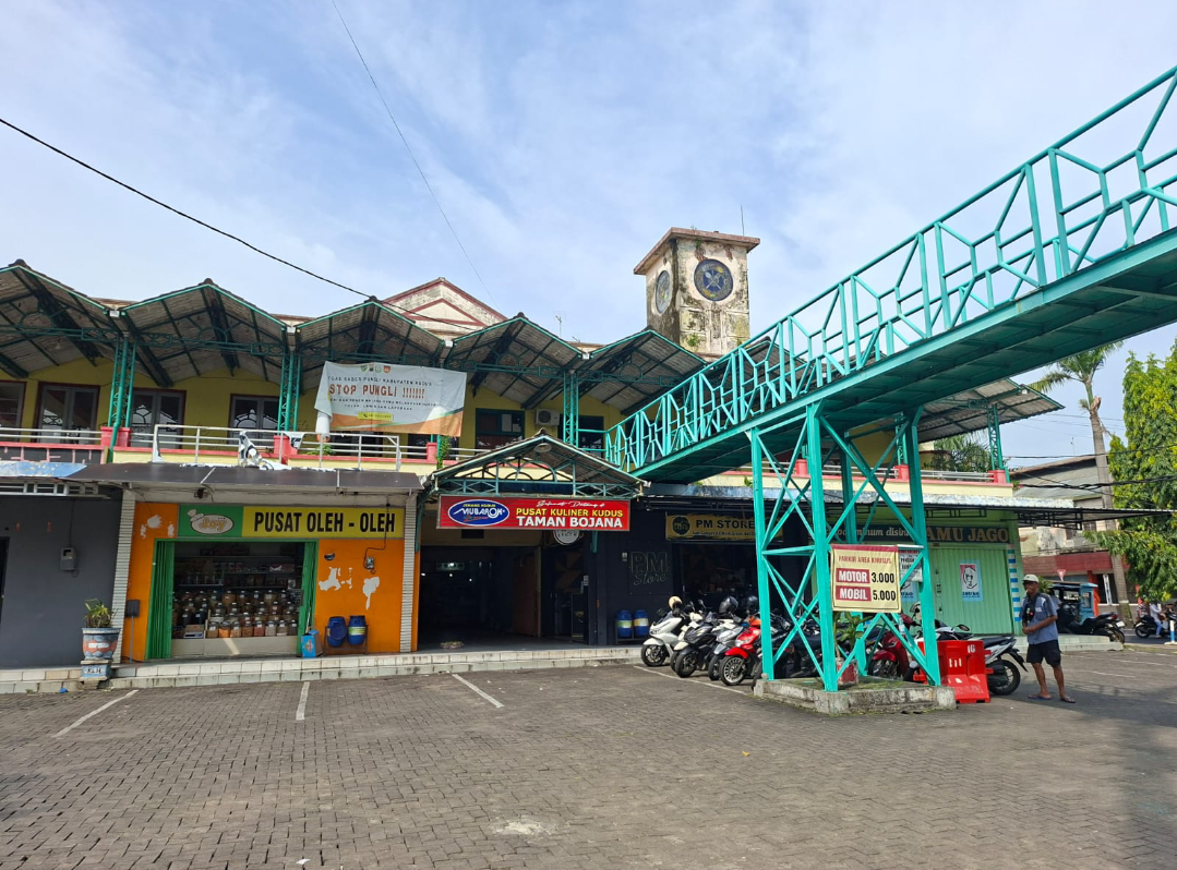 BAKAL DIBANGUN: Bangunan Taman Bojana bakal dikembangkan oleh investor untuk menjadi hotel, kemarin. (ANDIKA TRISNA SAPUTRA/RADAR KUDUS)