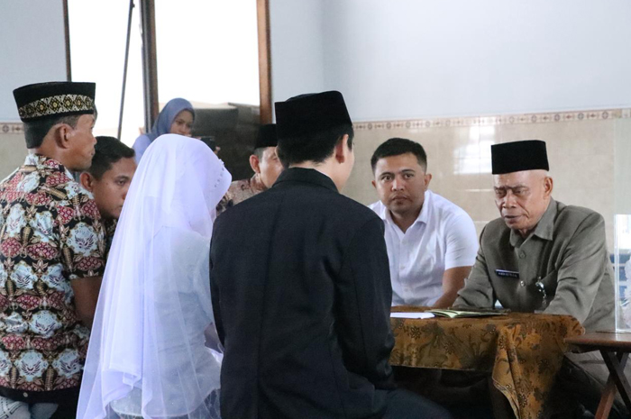 KHIDMAT: Prosesi akad nikah FA bersama PA yang dilangsungkan di Masjid Mapolres Jepara pada Rabu (7/1).