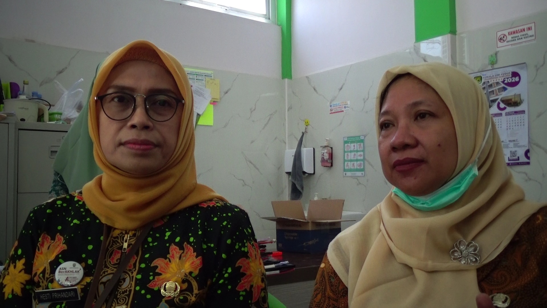 Plt Sekretaris Dinas Kesehatan Kabupaten Jepara Hesti Prihandari (kiri) didampingi Dokter IGD Puskesmas Pecangaan, dr Eva Nuruliyana (kanan).