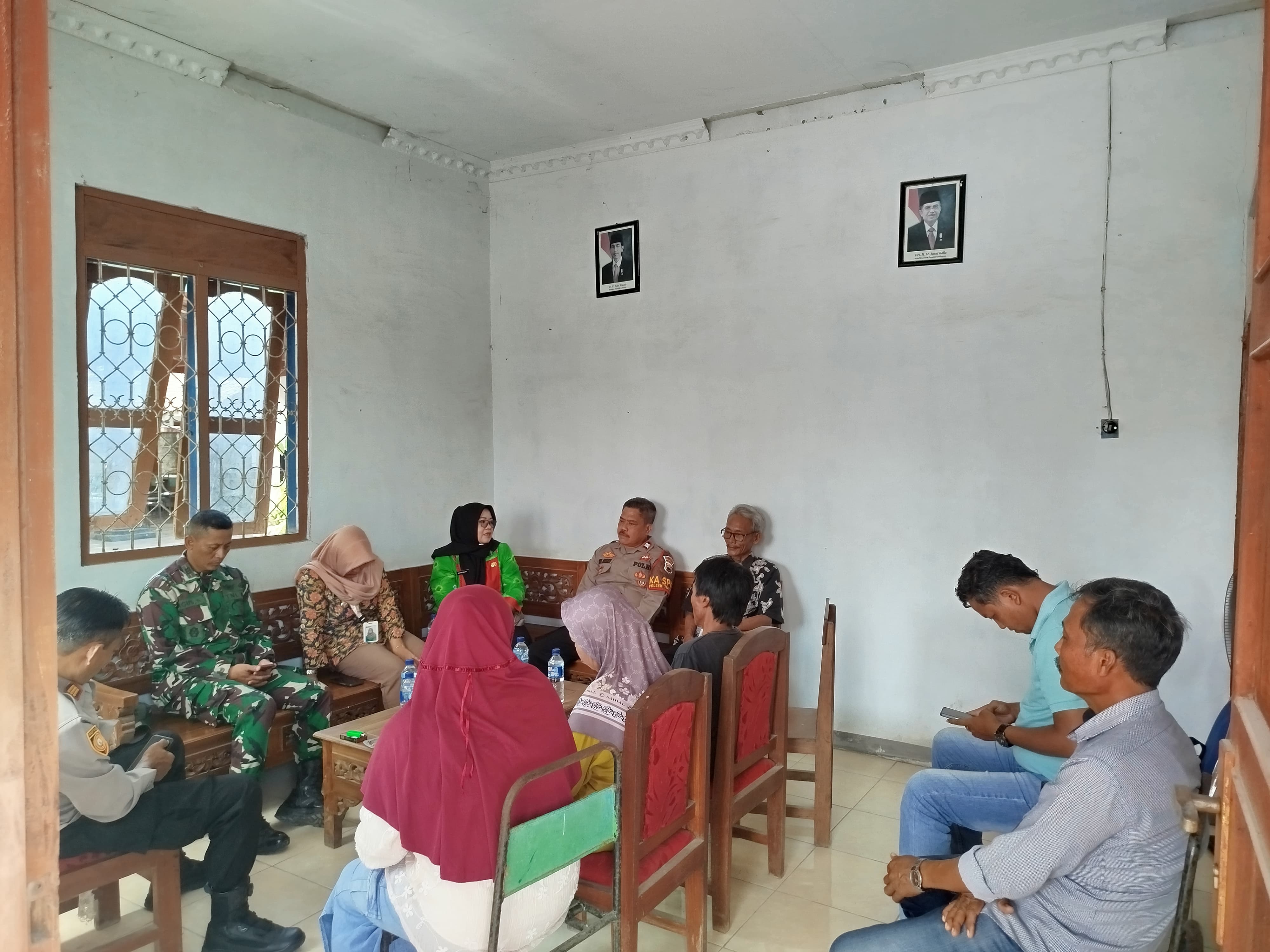 CARI SOLUSI: Warga yang terlibat blokade jalan di wilayah RT 02/RW 03 Desa Kalangan Kecamatan Tunjungan dimediasi Pemerintah Desa, Kecamatan, dan Polisi.
