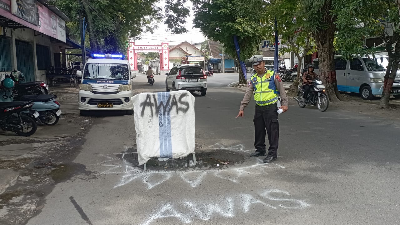 AKSI NYATA: Satlantas Polres Grobogan saat mengatur dan memberikan imbauan ke pengendara yang melintas.