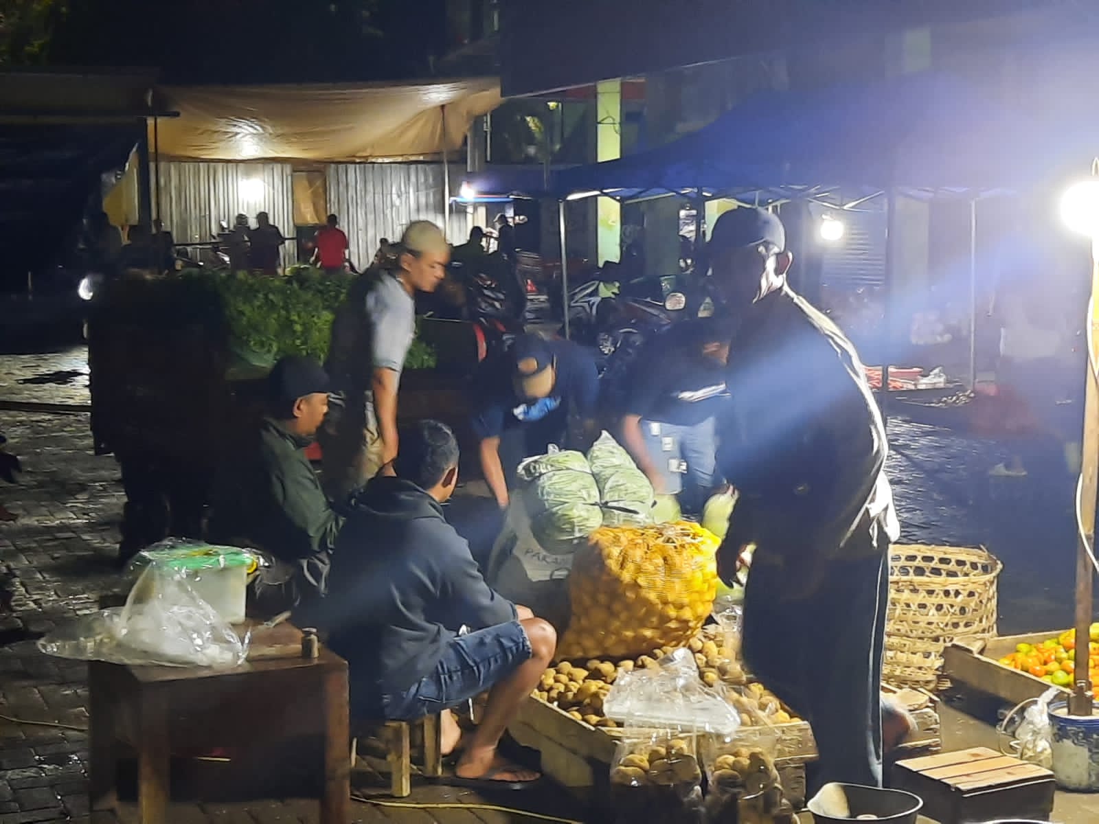 MASIH JUALAN: Pedagang sayur malam Pasar Bitingan masih ada yang enggan pindah.