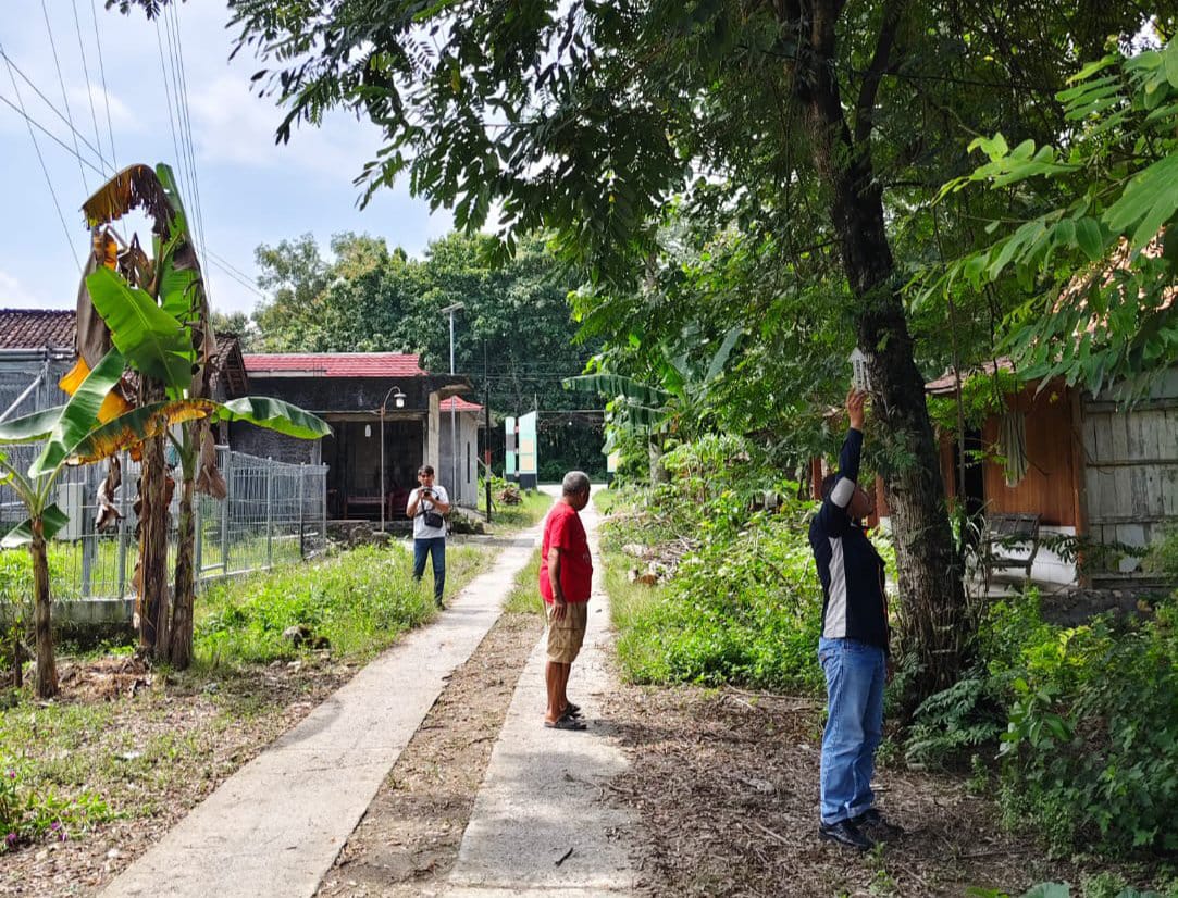 OLAH TKP: Tim kepolisian saat melakukan olah tempat kejadian perkara.