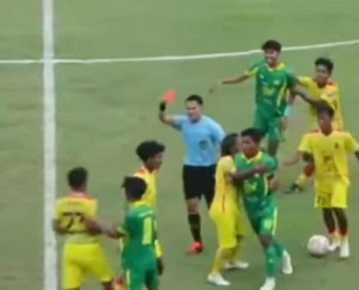 Aksi tendangan kungfu di Liga 4