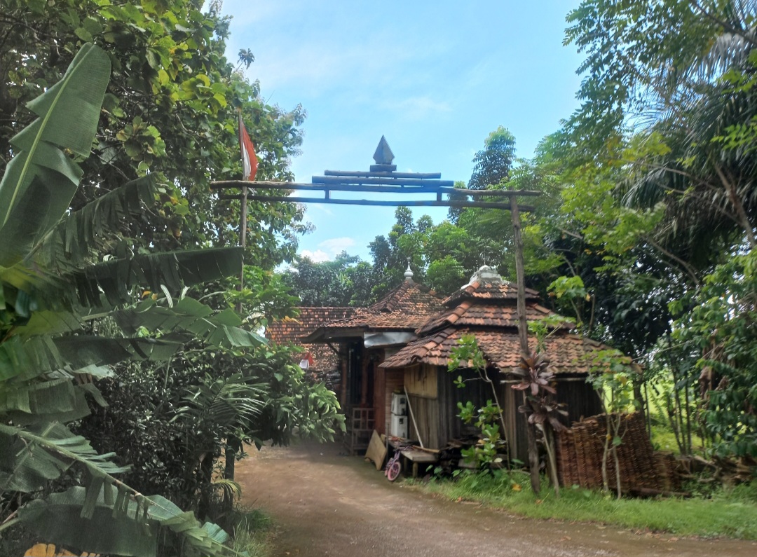 KLASIK: Suasana di sekitar area saung atau pondok Pesantren Al Goib di Dukuh Buaran Desa Karangrandu Kecamatan Pecangaan tampak sepi pada Kamis (8/1).