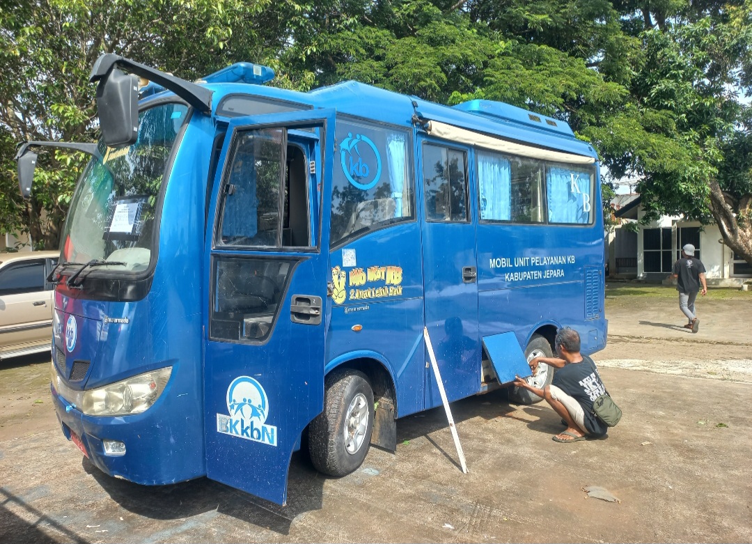 SUMRINGAH: M Karis tengah menyiapkan armada untuk dibawa pulang ke Bringin, Salatiga pada Kamis (8/1).
