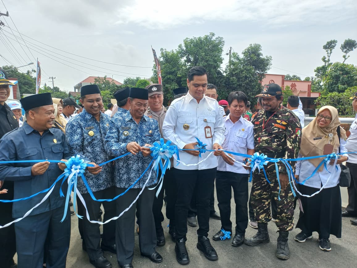 TAK NGERI LAGI: Bupati Jepara Witiarso Utomo saat meresmikan Jembatan Pendosawalan-Banyuputih, Rabu (7/1).