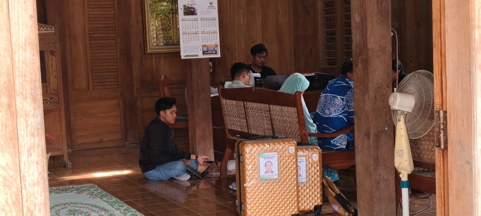 PEMERIKSAAN KORBAN &ndash; Satreskrim Polres Grobogan melakukan pendataan dan meminta keterangan saksi korban warga gagal umroh di rumah warga Desa Teguhan, Kecamatan Grobogan, Kamis (8/1).