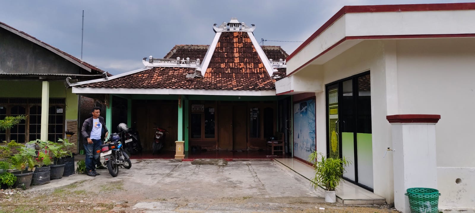 SEPI &ndash; Tempat kantor Biro Umroh PT Muhajir Insani sekaligus rumah tinggal milik Sutar di Desa Ngembak, Kecamatan Purwodadi