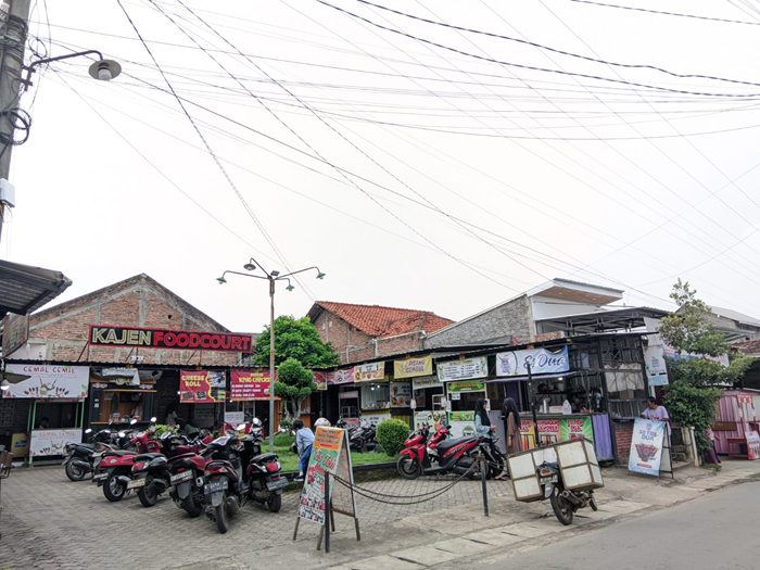 Deretan stan kuliner di Kajen Food Court Desa Kajen, Margoyoso, menjadi favorit warga dan santri saat waktu jajan sore.
