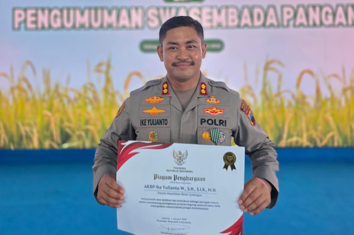 PRESTASI: Kapolres Grobogan AKBP Ike Yulianto mendapatkan penghargaan Satyalancana Wira Karya dari Presiden Prabowo Subianto dalam rangkaian kegiatan Panen Raya Nasional di Karawang, Jawa Barat.