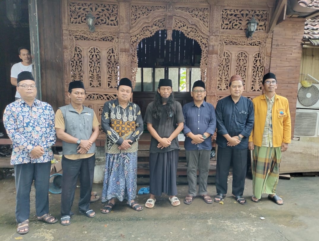 TABAYYUN: Jajaran pegawai Kemenag Jepara serta tokoh agama tengah bersilaturahmi ke saung milik Ahmad Rifai yang berada di Dukuh Buaran Desa Karangrandu baru-baru ini.
