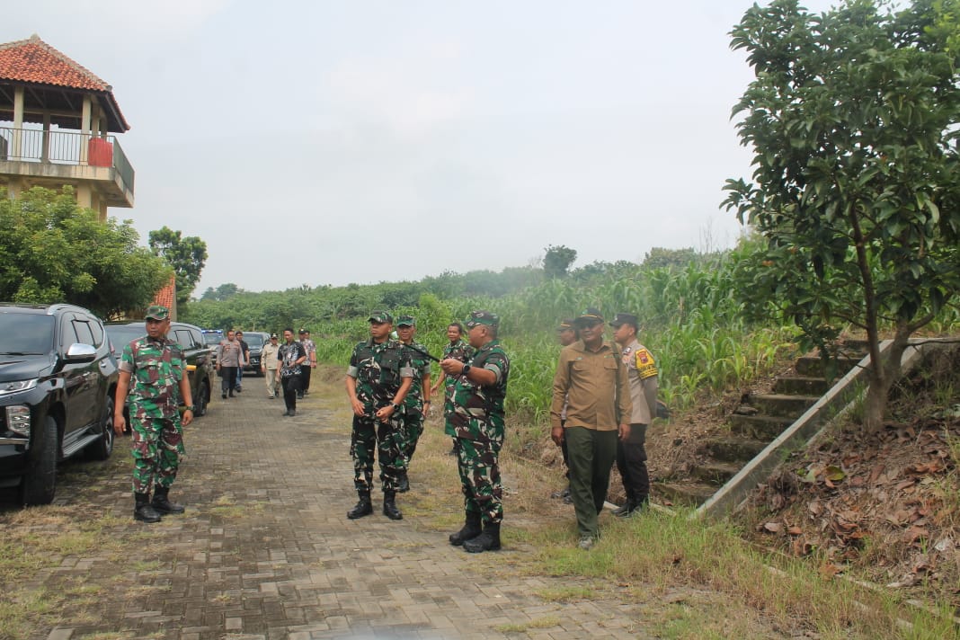 MENINJAU: Danrem 073/Makutarama Salatiga saat meninjau lokasi Marshaling Area di Desa Kapung, Kecamatan Tanggungharjo, Grobogan.