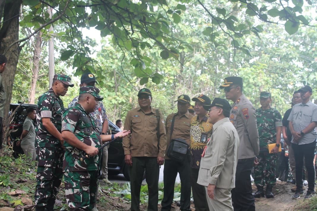 MENINJAU: Danrem 073/Makutarama Salatiga saat meninjau lokasi Yon TP di Desa Kalimaro Kecamatan Kedungjati, Grobogan.
