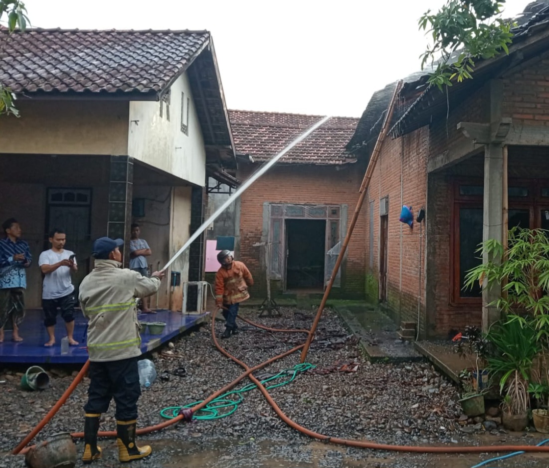 MANDALI: Petugas Pemadam Kebakaran tengah berusaha memadamkan api pada Jumat (9/1).