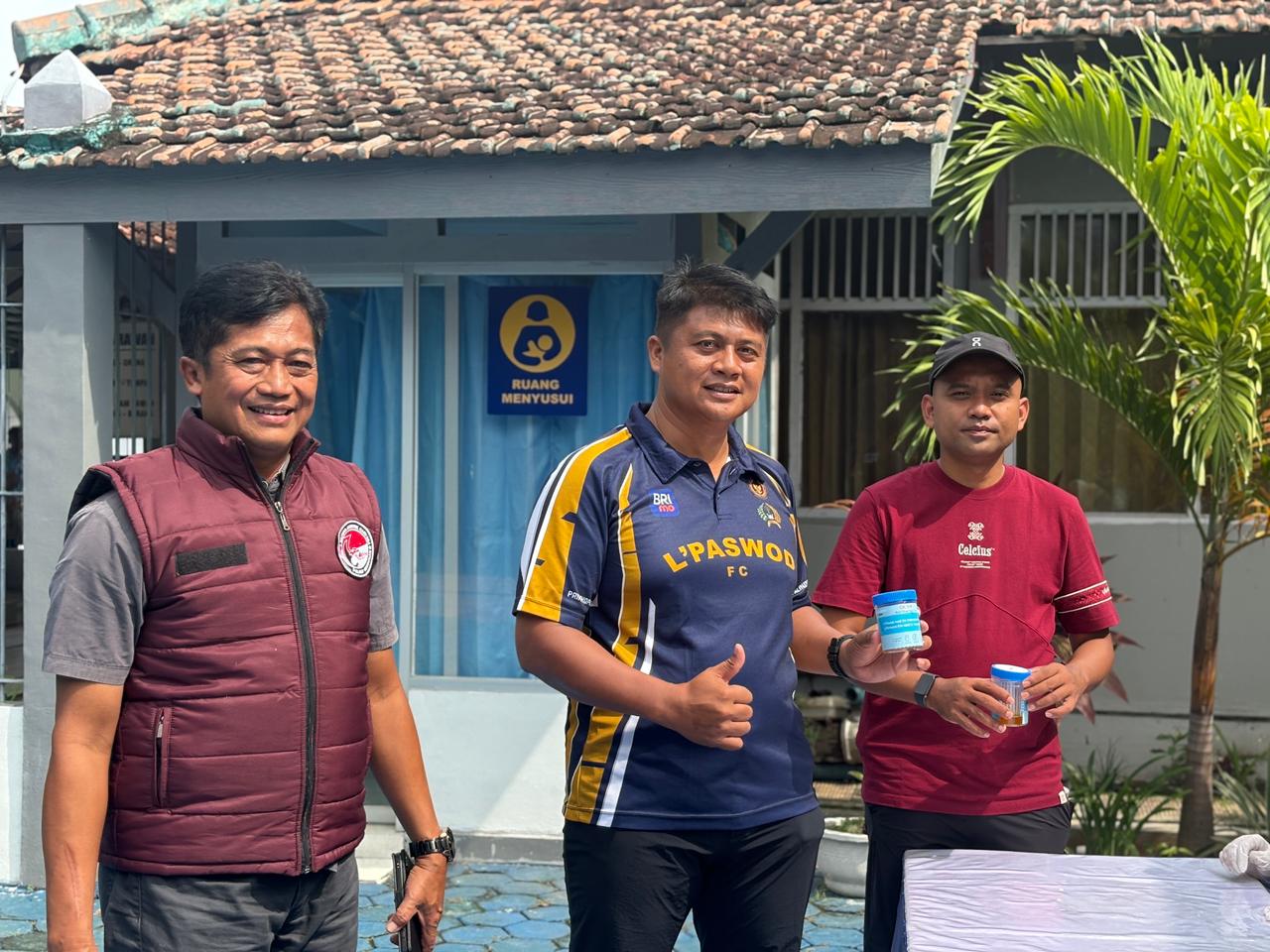 TES URINE &ndash; Kalapas Purwodadi Erik Murdiyanto (tengah) menunjukan hasil tes urine sebagai komitmen berantas narkoba di Lapas Purwodadi.