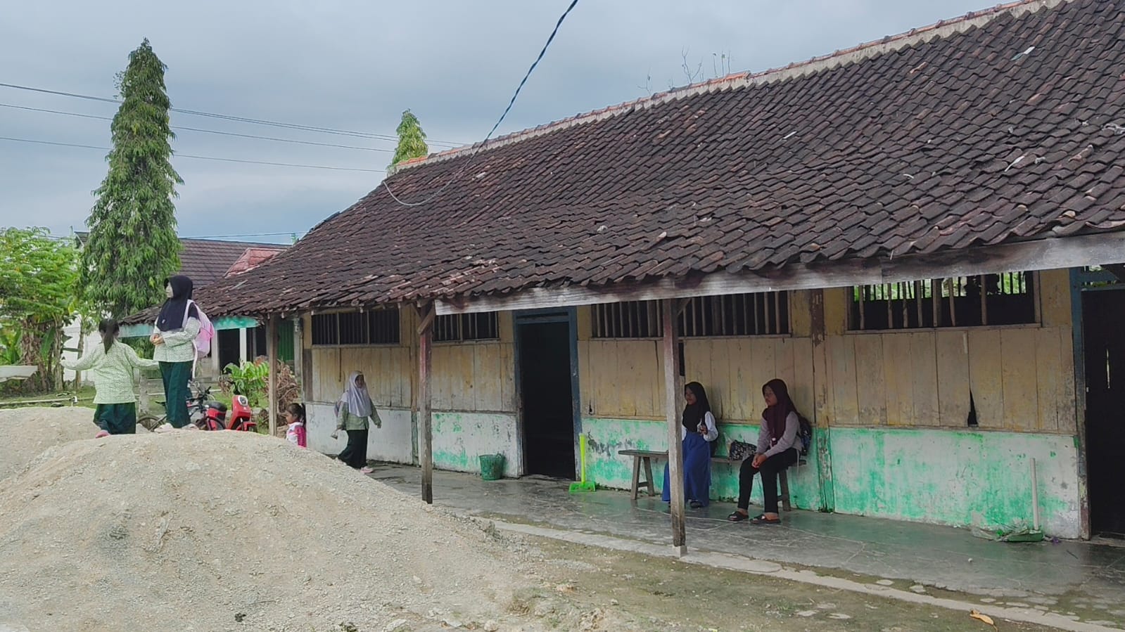 JADI PERHATIAN &ndash; Madin Tarbiyatul Athfal Desa Cingkrong, Kecamatan Purwodadi menjadi perhatian khusus dari Fraksi PKB Grobogan dan Komisi D DPRD Grobogan agar bangunan tidak dirobohkan dan diganti KDM