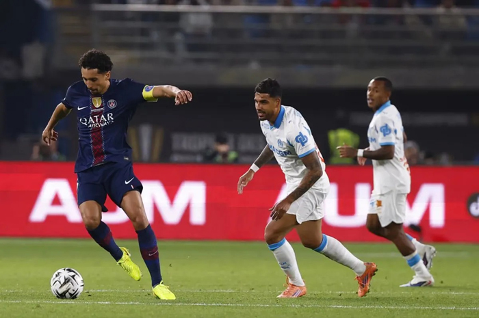 Bek Paris Saint-Germain (PSG) Marquinhos (kiri) mempertahankan bola pada pertandingan Piala Super Prancis menghadapi Marseille.