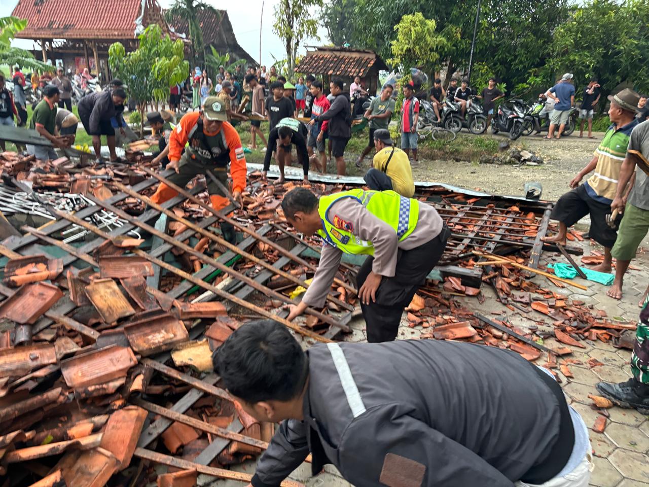Hujan deras yang disertai angin kencang menerjang wilayah Kecamatan Gabus, Kabupaten Grobogan, Kamis (8/1) sore mengakibatkan satu rumah di Desa Pelem roboh.