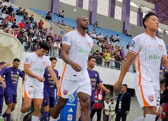 Pemain Borneo FC berjalan memasuki lapangan sesaat sebelum melawan Persita