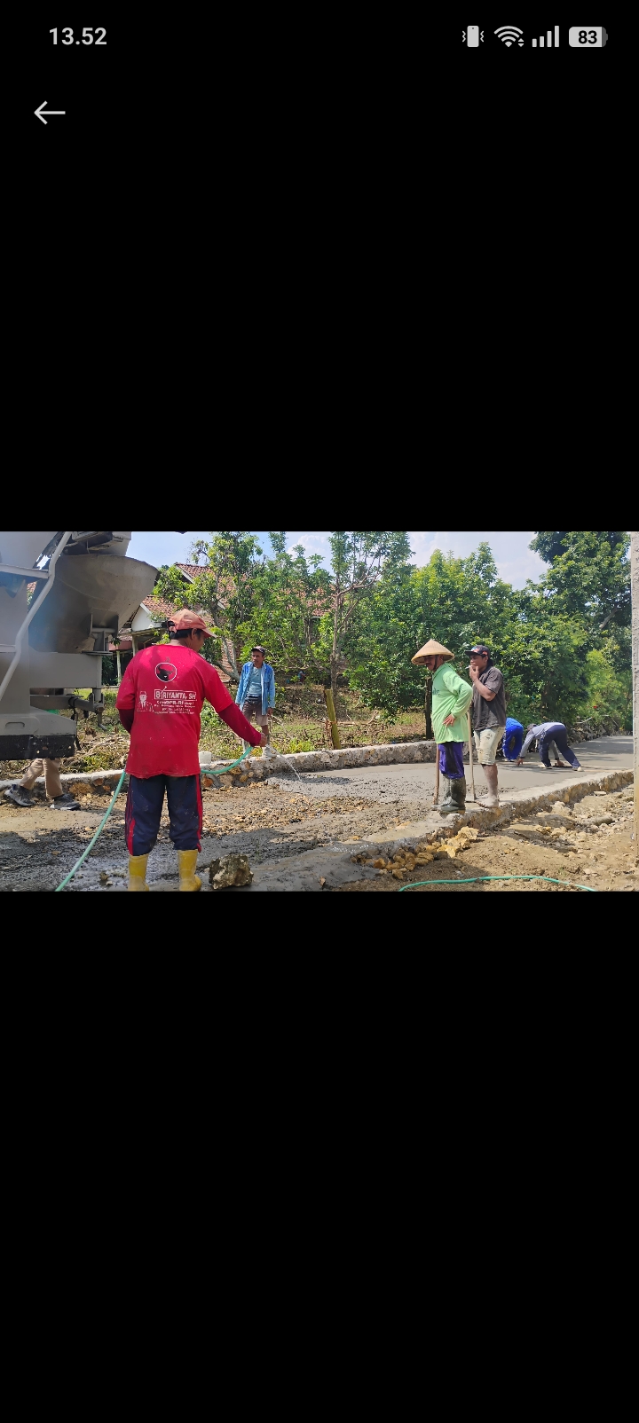 DICOR: Warga Wukirsari, Tambakromo gotong-royong memperbaiki jalan desa setempat pada Jumat (9/1).