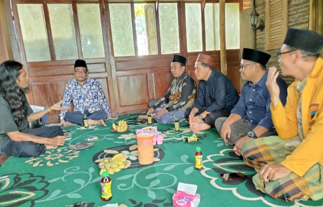 TABAYYUN: Jajaran pegawai Kemenag Jepara serta tokoh agama tengah bersilaturahmi ke saung milik Ahmad Rifai yang berada di Dukuh Buaran Desa Karangrandu baru-baru ini.