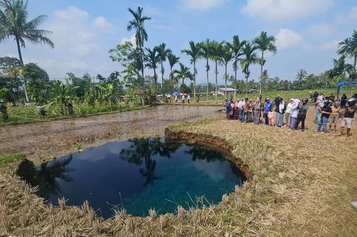 Sinkhole yang muncul di Jorong Tepi, Lima Puluh Kota, Sumbar kini tampak berwarna kebiruan.