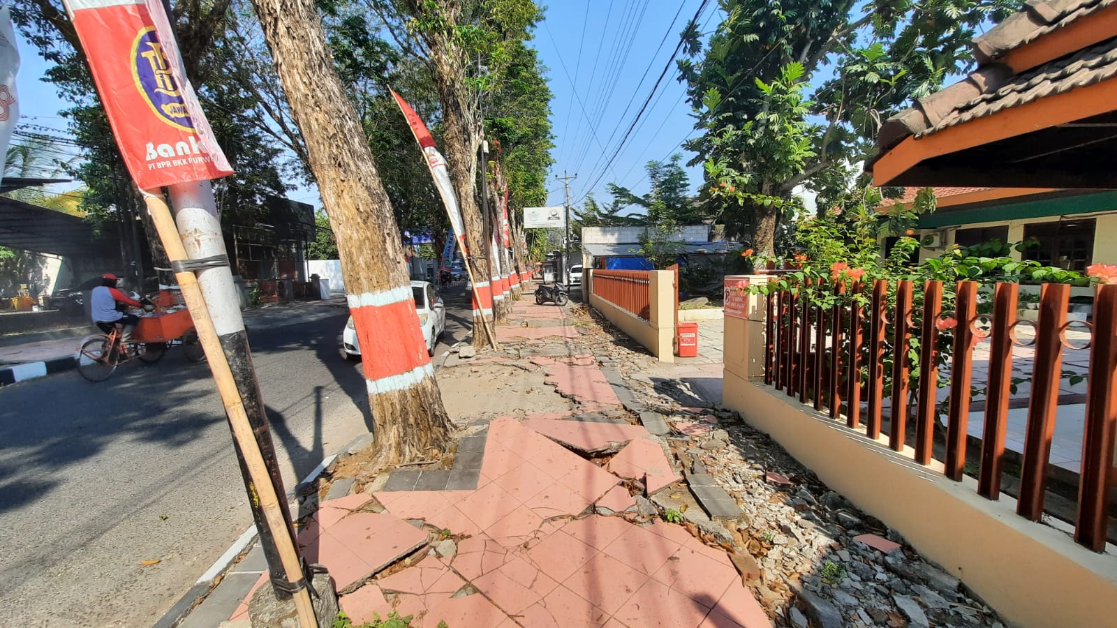 PERCANTIK: Sejumlah trotoar di Kota Purwodadi yang memiliki kondisi rusak.