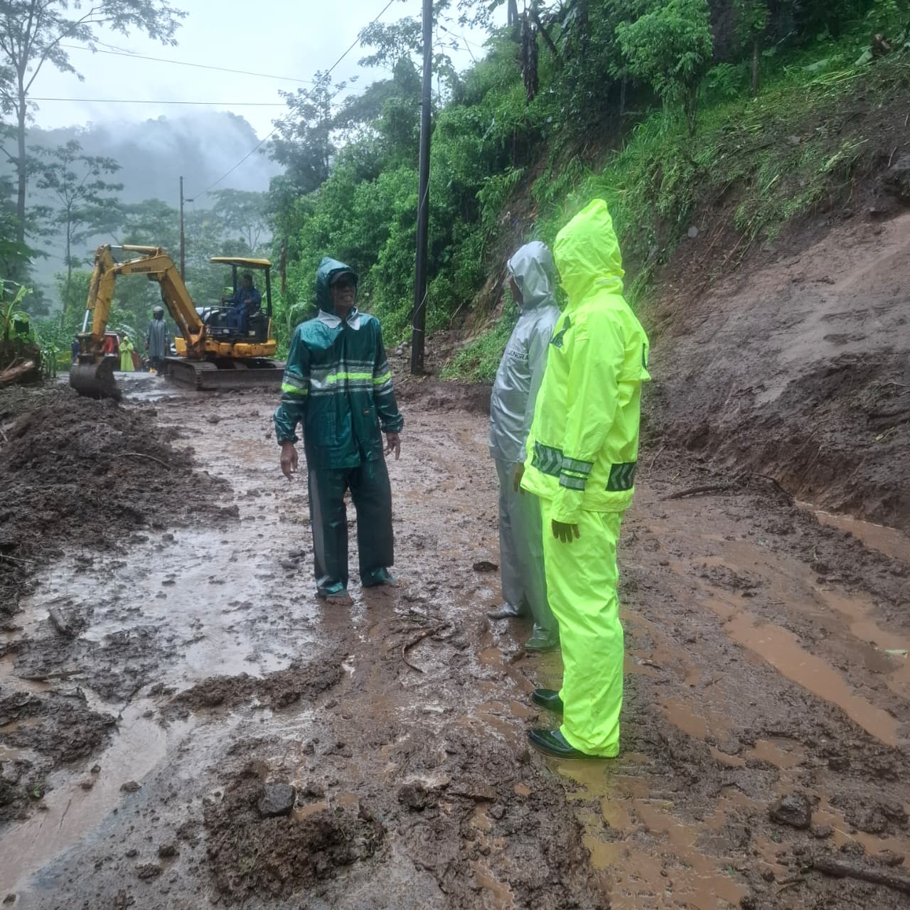 KEBUT: Tim relawan gabungan terus mengupayakan pembukaan akses jalan yang tertutup material longsor.